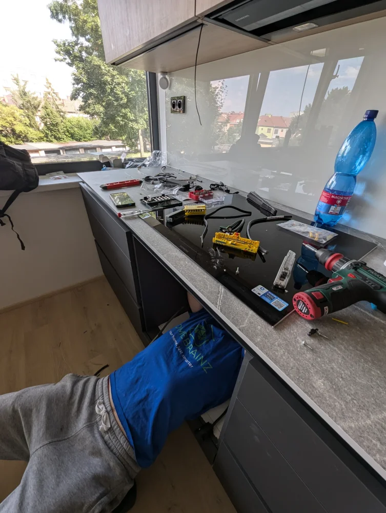 Náš elektrikář při práci