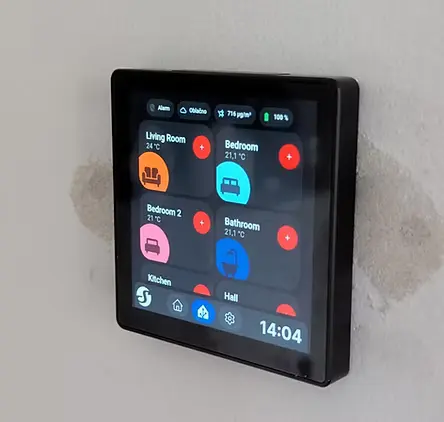 Přehledné ovládání celého bytu na místě původního termostatu (před zamalováním)