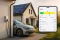Auto elettrica in carica da una wallbox davanti a una casa con pannelli solari, accanto la schermata del flusso di energia di evcc (sfondo generato con l'IA con uno screenshot di evcc, licenza MIT)