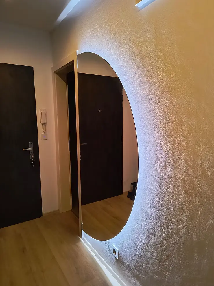 Konečná podoba zrcadla (chybí jen zapravení omítky a přemalování)